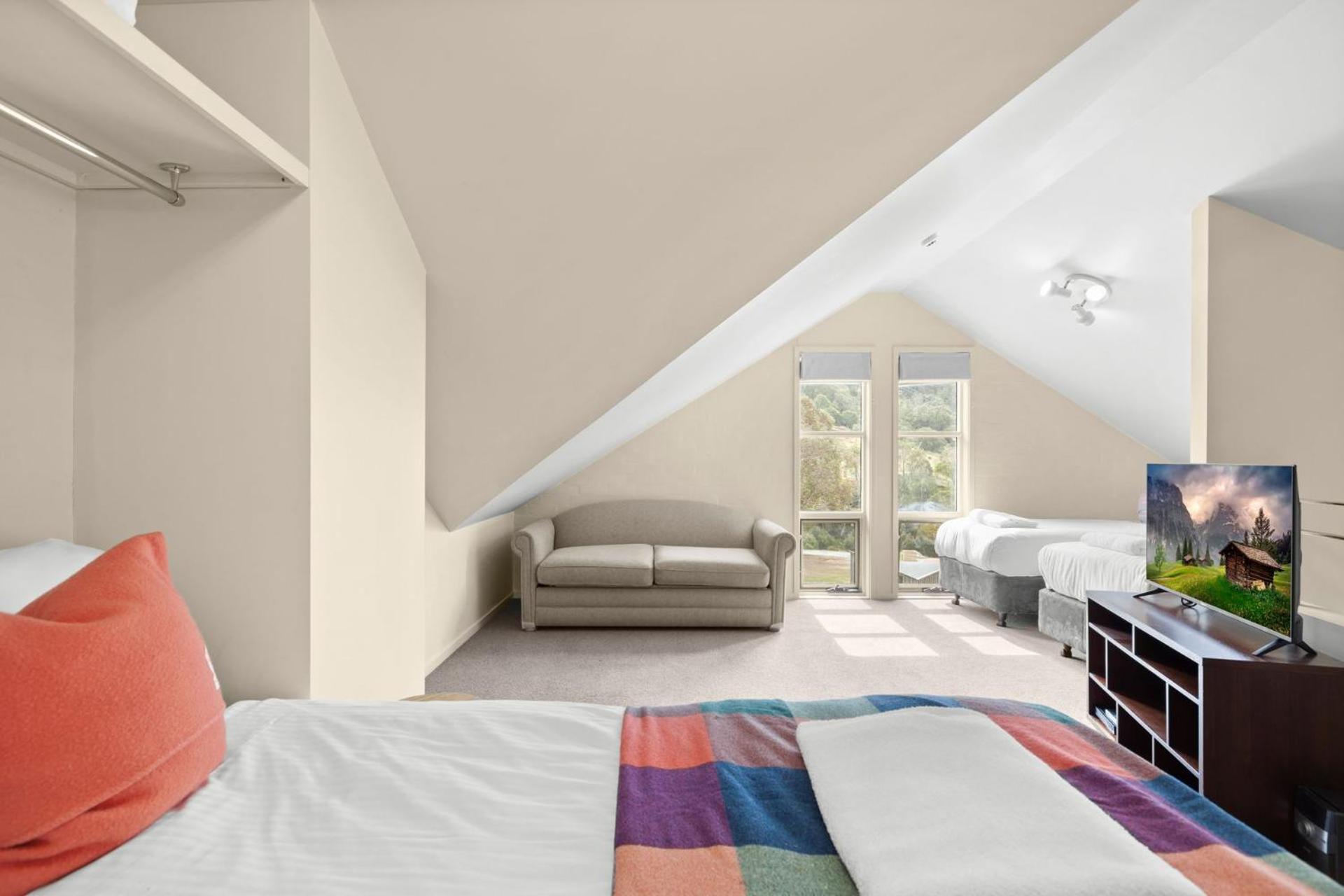 Village Green 2 Bedroom Loft Townhouse With Views Fireplace And Garage Parking Thredbo Exteriör bild