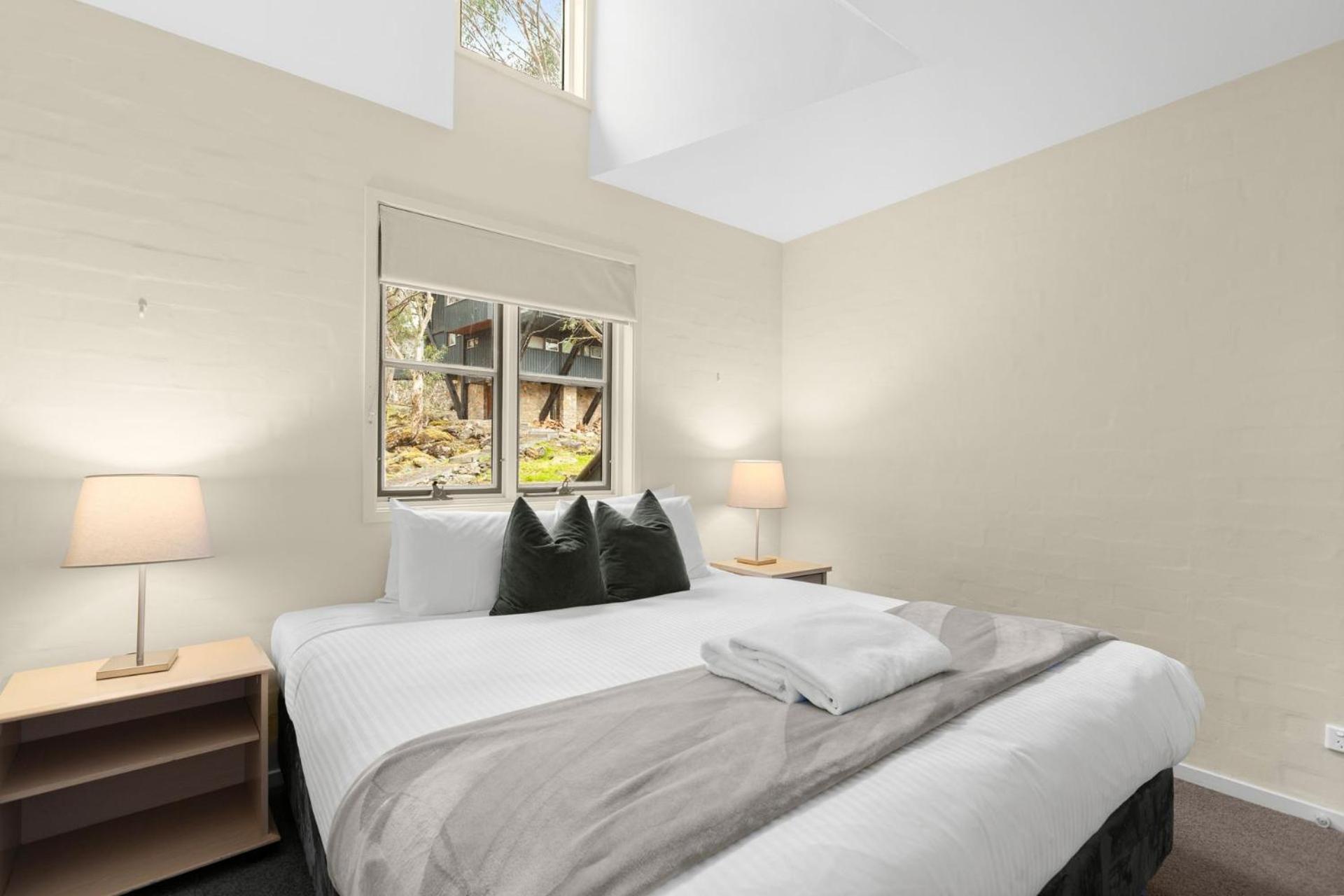 Village Green 2 Bedroom Loft Townhouse With Views Fireplace And Garage Parking Thredbo Exteriör bild