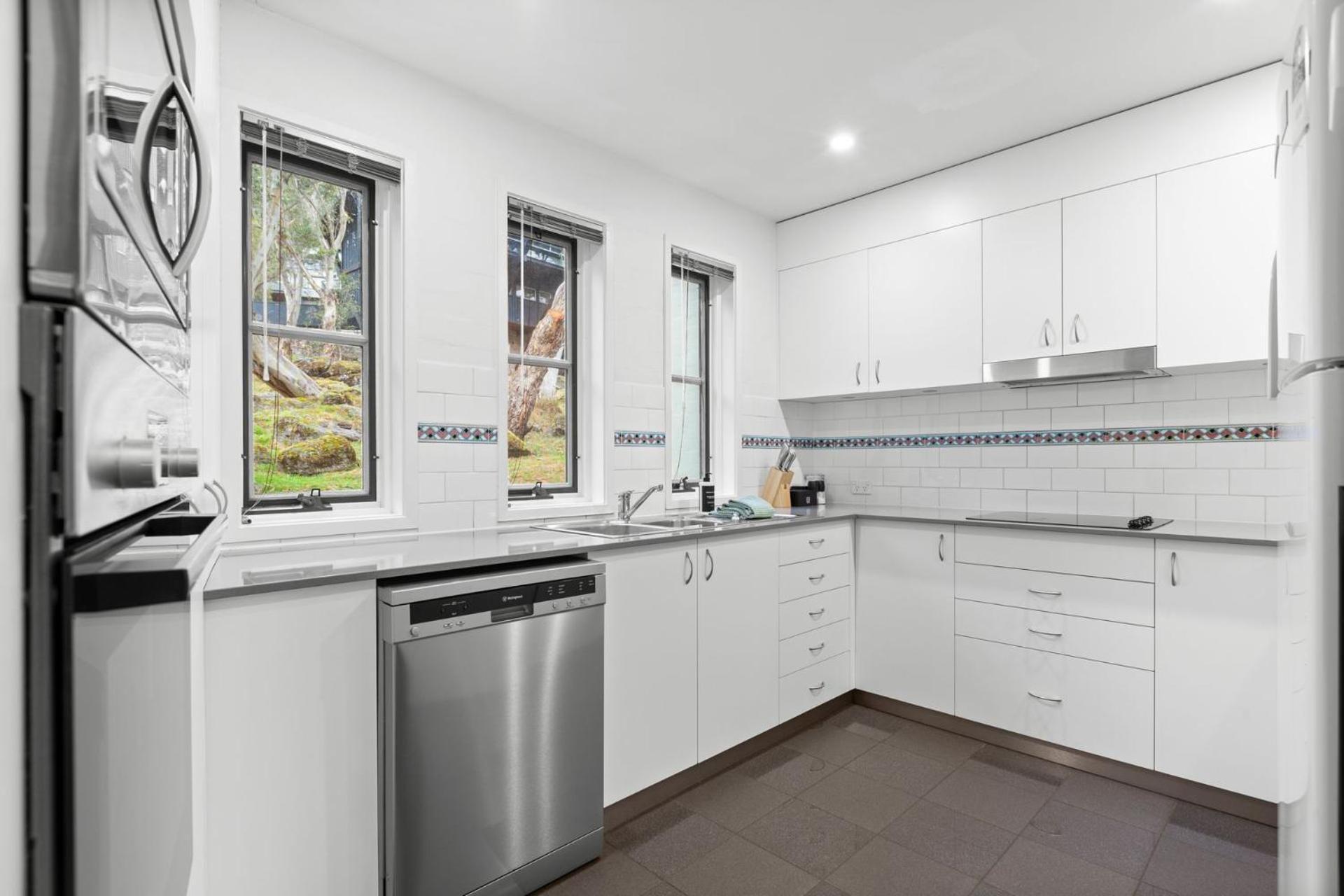Village Green 2 Bedroom Loft Townhouse With Views Fireplace And Garage Parking Thredbo Exteriör bild