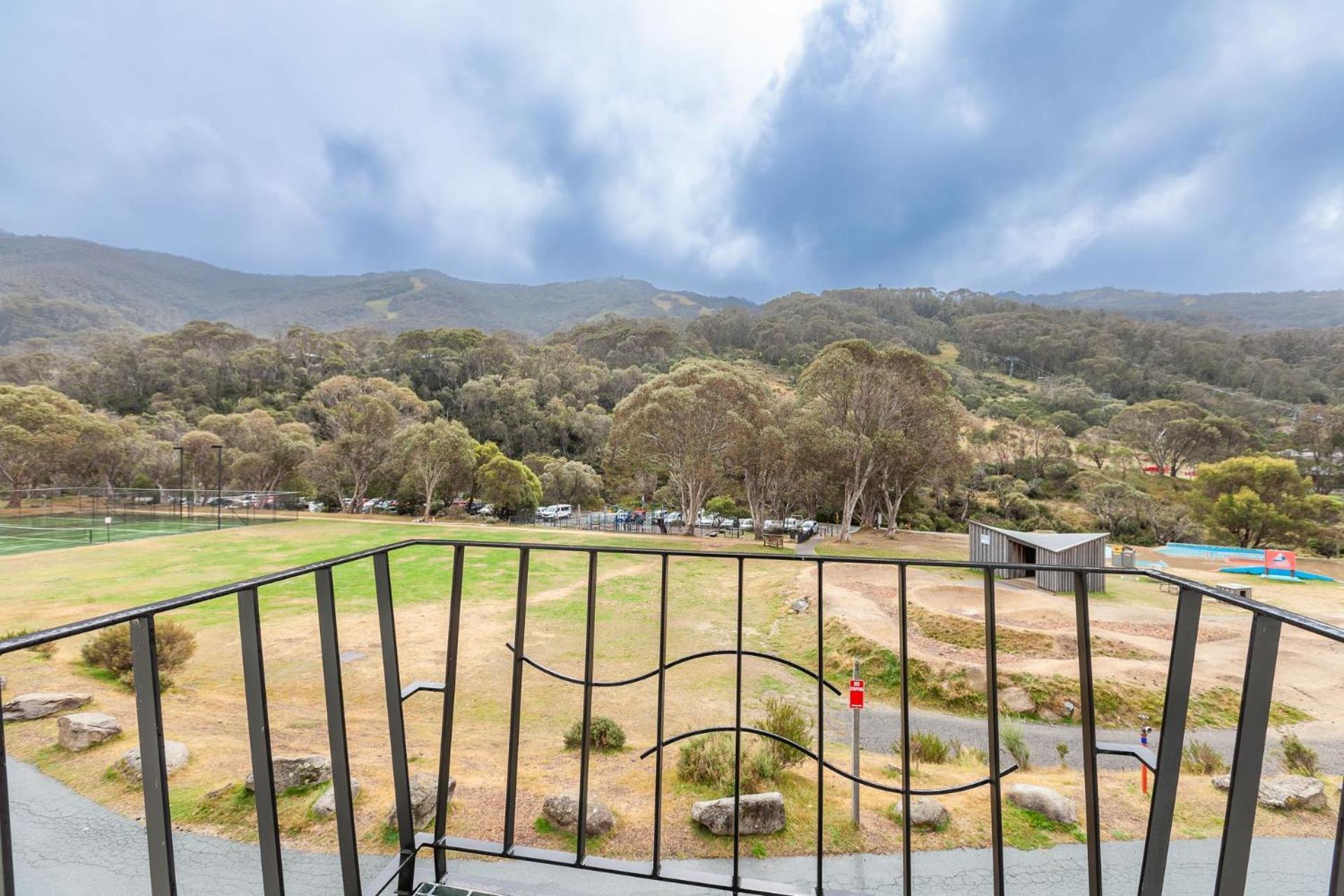 Village Green 2 Bedroom Loft Townhouse With Views Fireplace And Garage Parking Thredbo Exteriör bild