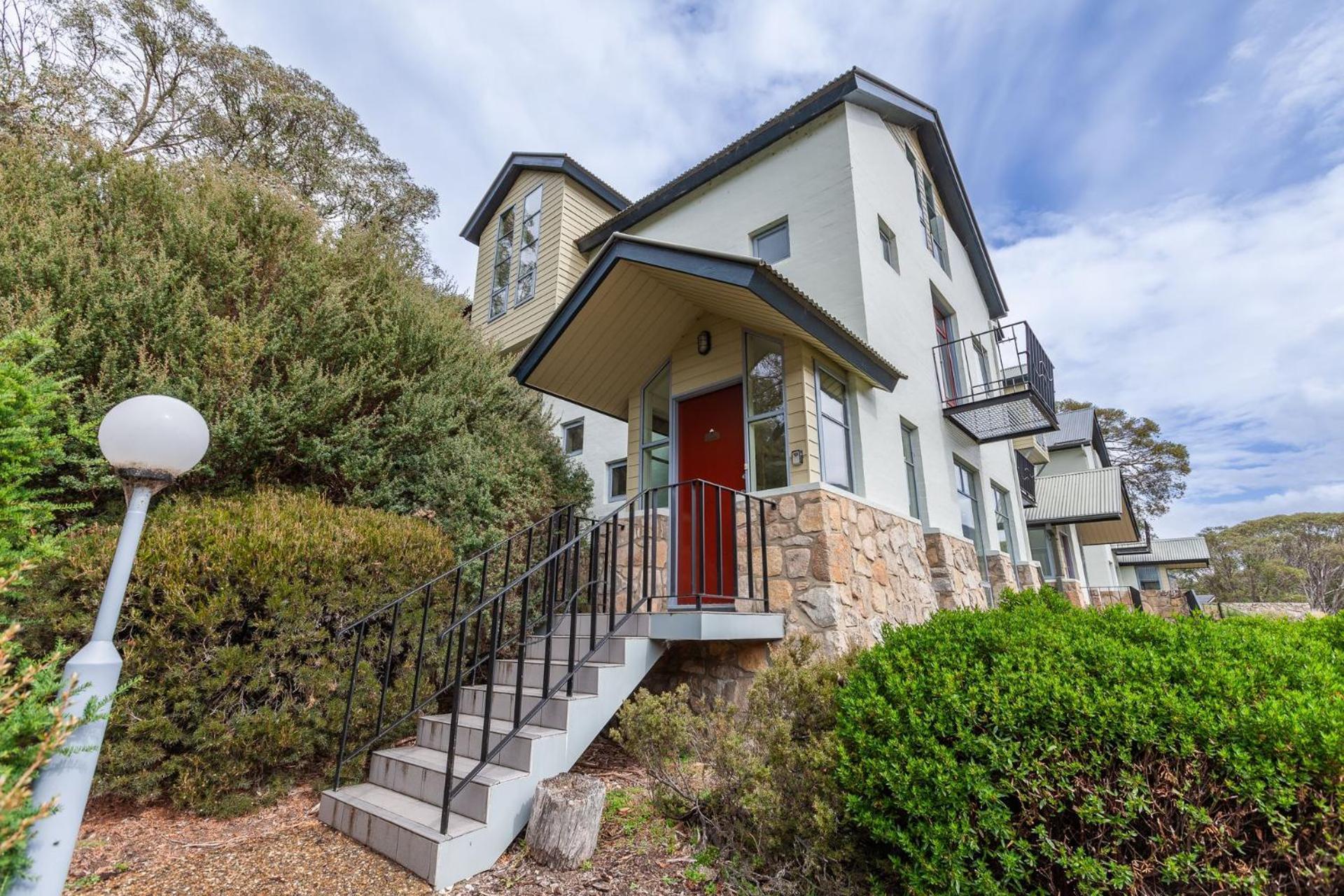 Village Green 2 Bedroom Loft Townhouse With Views Fireplace And Garage Parking Thredbo Exteriör bild