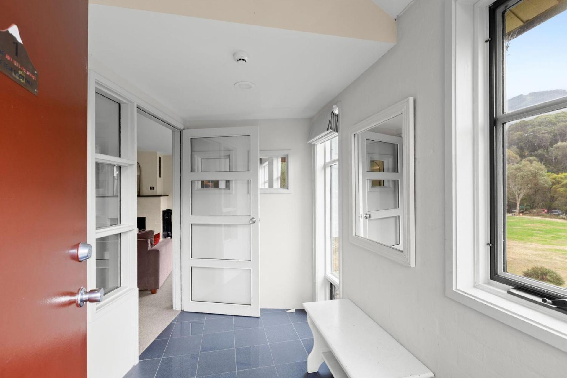 Village Green 2 Bedroom Loft Townhouse With Views Fireplace And Garage Parking Thredbo Exteriör bild