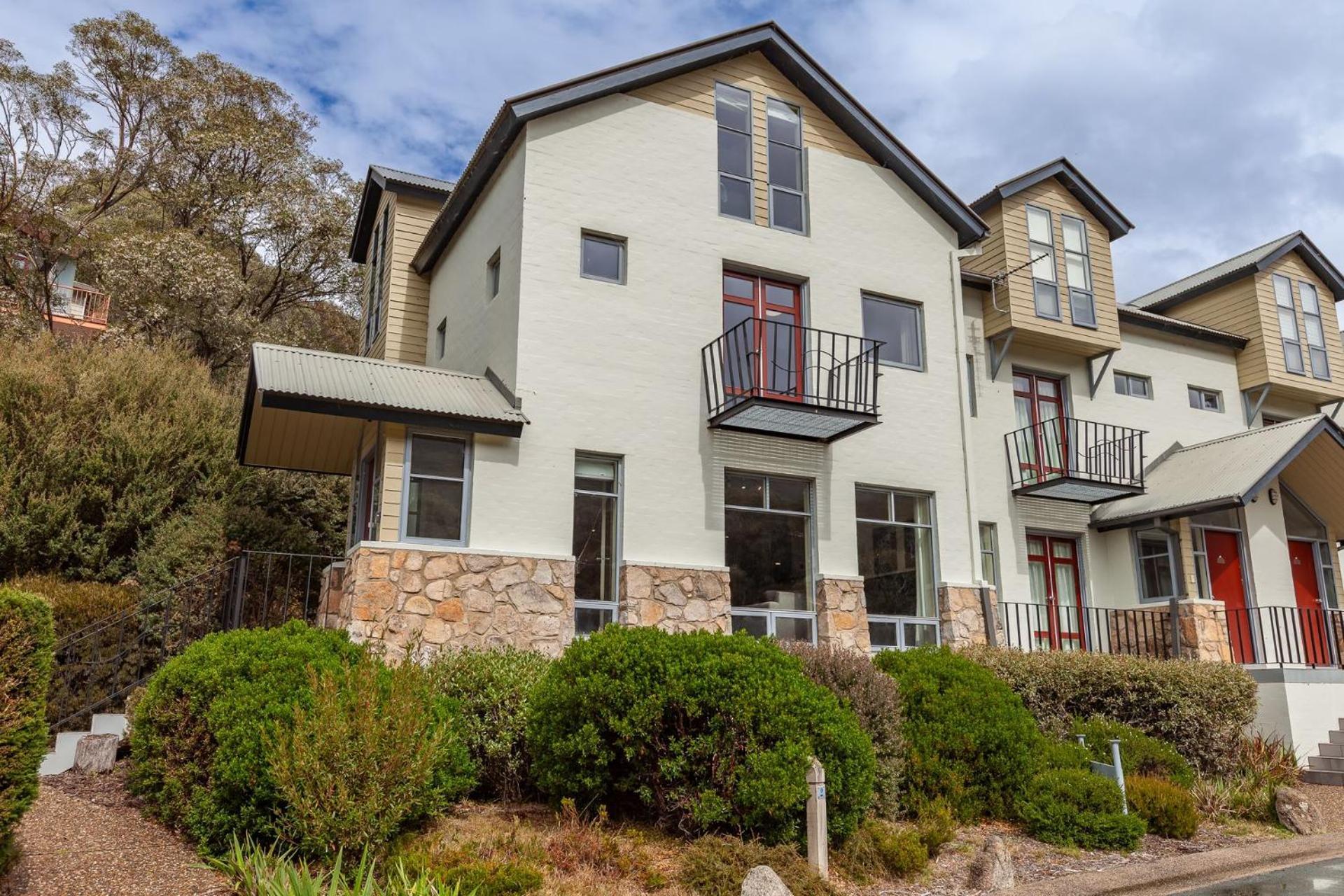 Village Green 2 Bedroom Loft Townhouse With Views Fireplace And Garage Parking Thredbo Exteriör bild