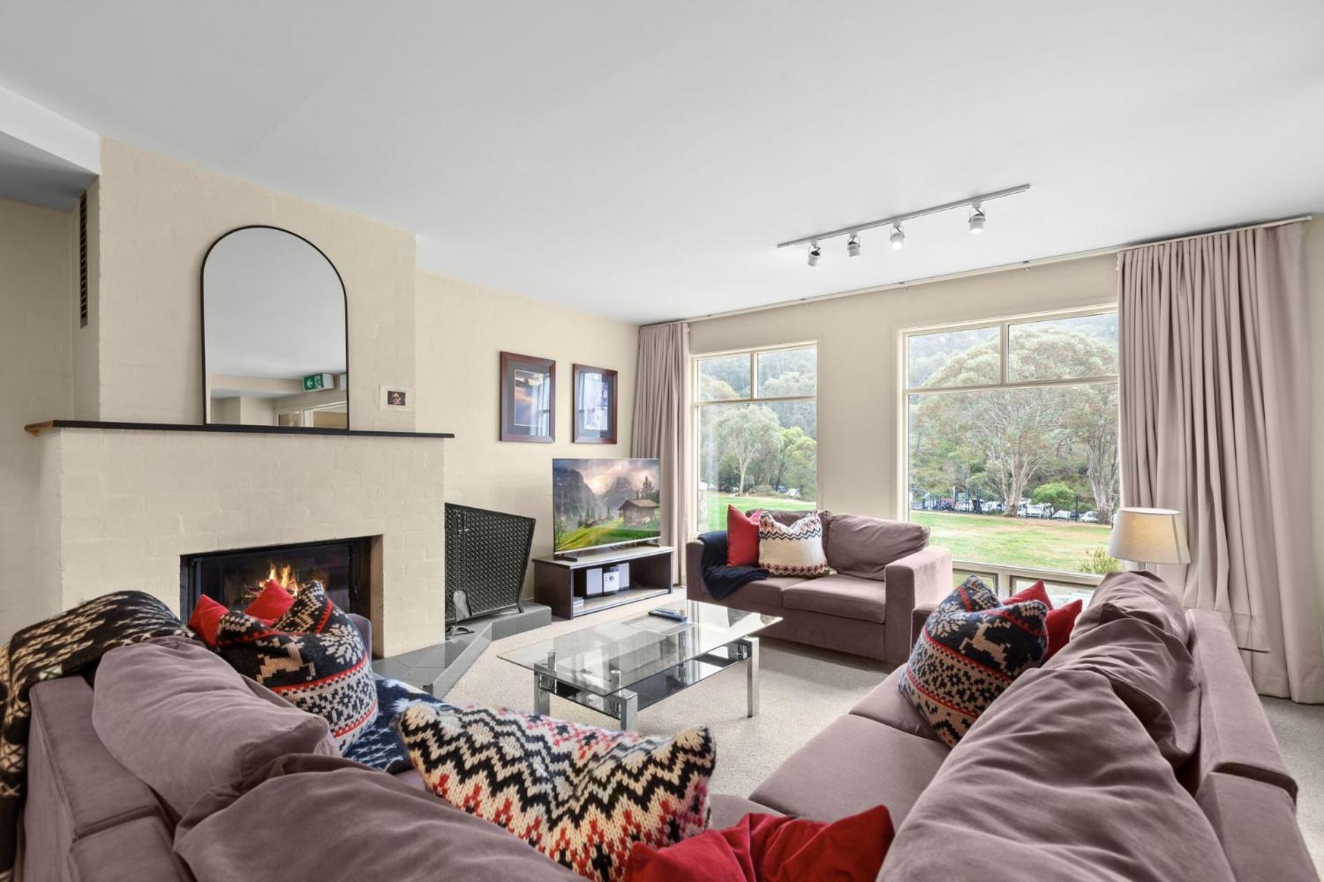 Village Green 2 Bedroom Loft Townhouse With Views Fireplace And Garage Parking Thredbo Exteriör bild
